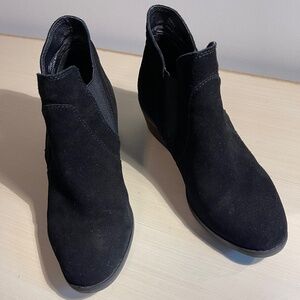 Women''s Me Too -Suede -Black Short Boots- Size 7 1/2